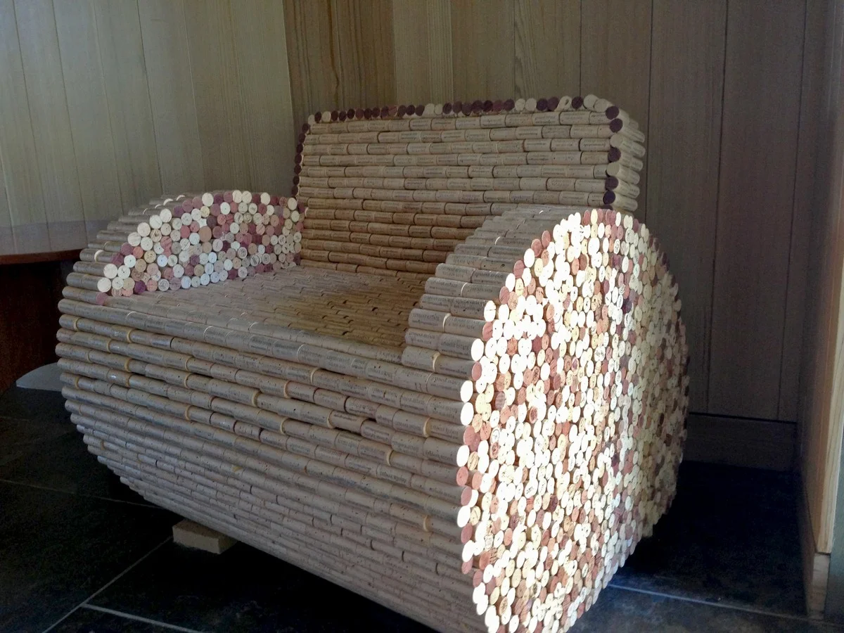 Wijnkurk onder je versleten stoel – het simpele anti-slip geheim