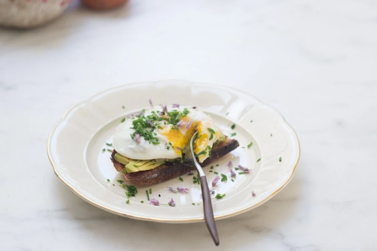 Waarom topkoks altijd witte wijn bij het koken van eieren toevoegen