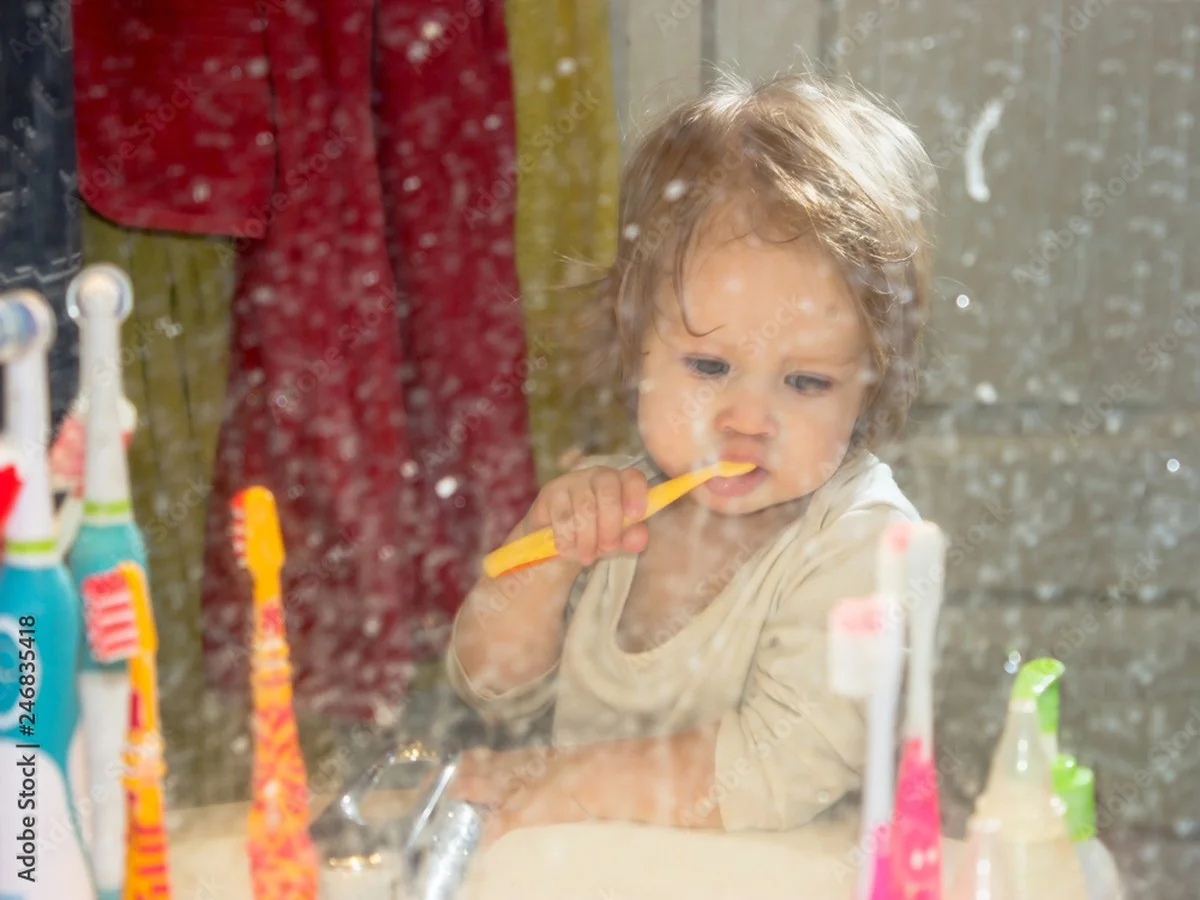 Tandpasta op je spiegels: het schoonmaakmiddel dat je al in huis hebt