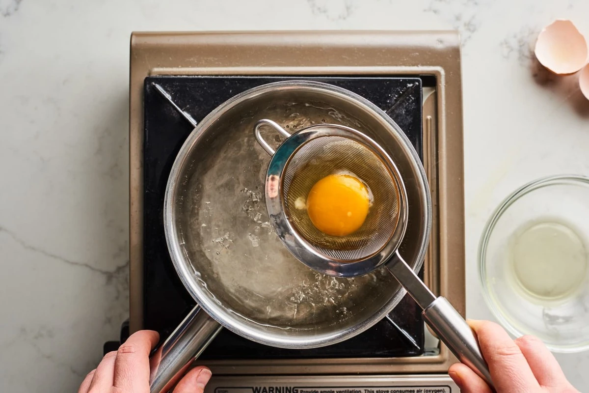 Waarom chefs altijd azijn in kokend water doen bij eieren - image 1