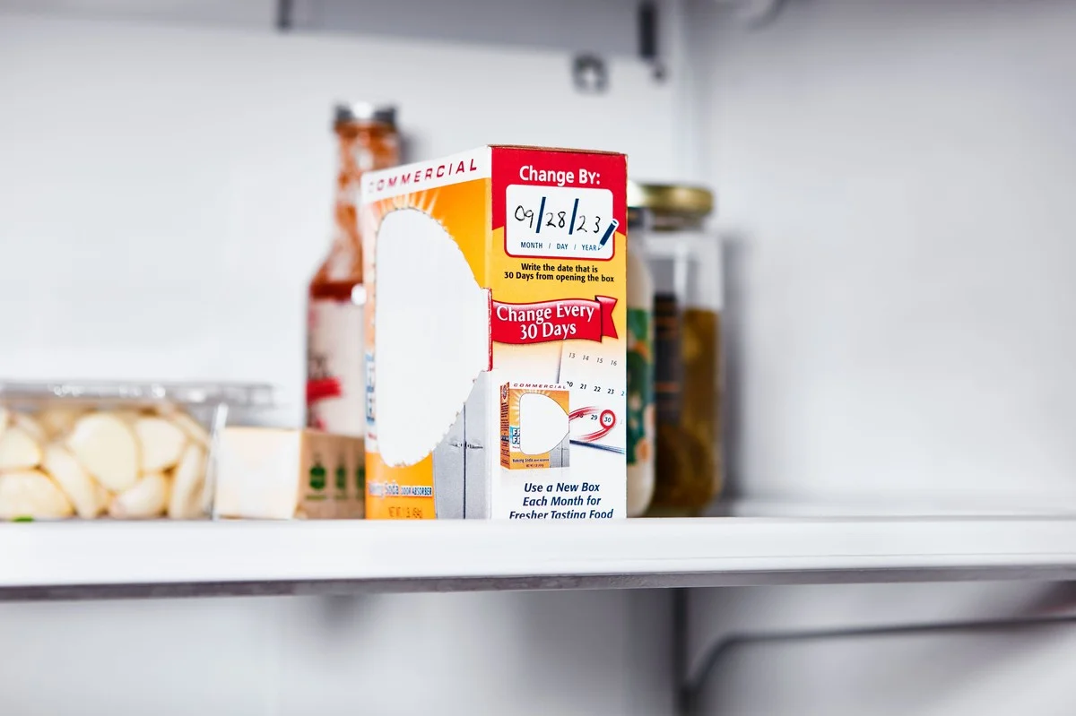 Bakingsoda achter je koelkast: waarom dit je elektriciteitsrekening verlaagt