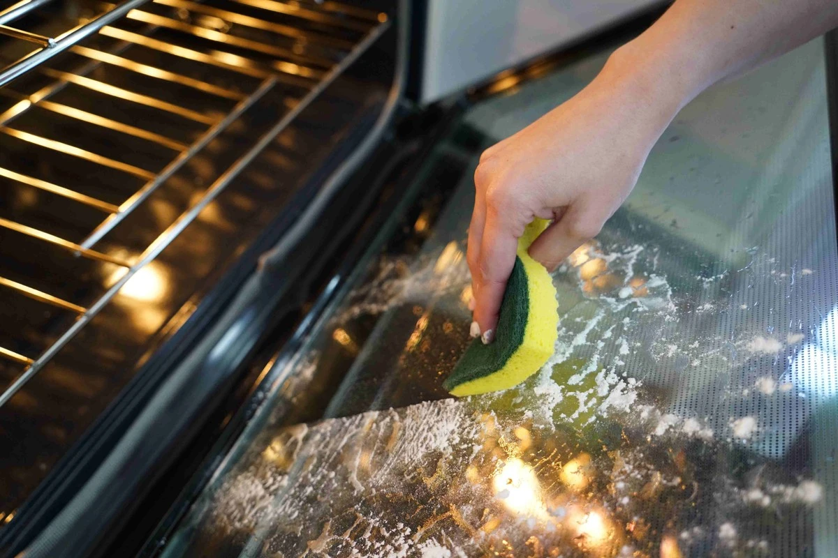 Bicarbonaatpasta op je oven: waarom dit beter werkt dan alle schoonmaakmiddelen