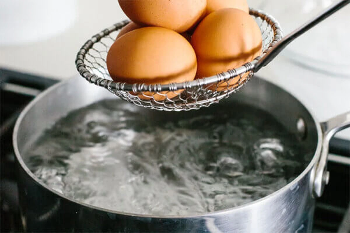 Waarom chefs altijd azijn toevoegen aan kokend water voor eieren - image 1