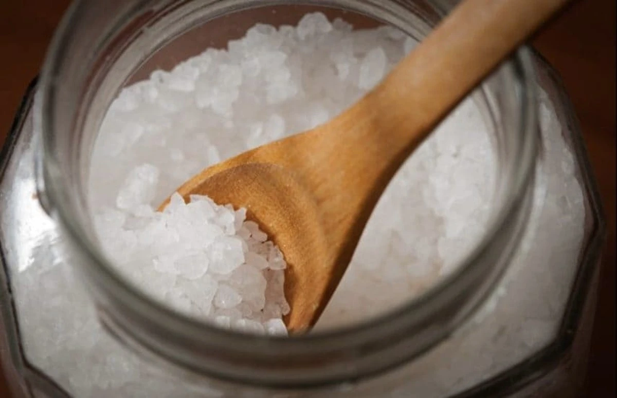 Zout op een vochtige spons: waarom je gootsteen nooit meer verstopt raakt - image 1