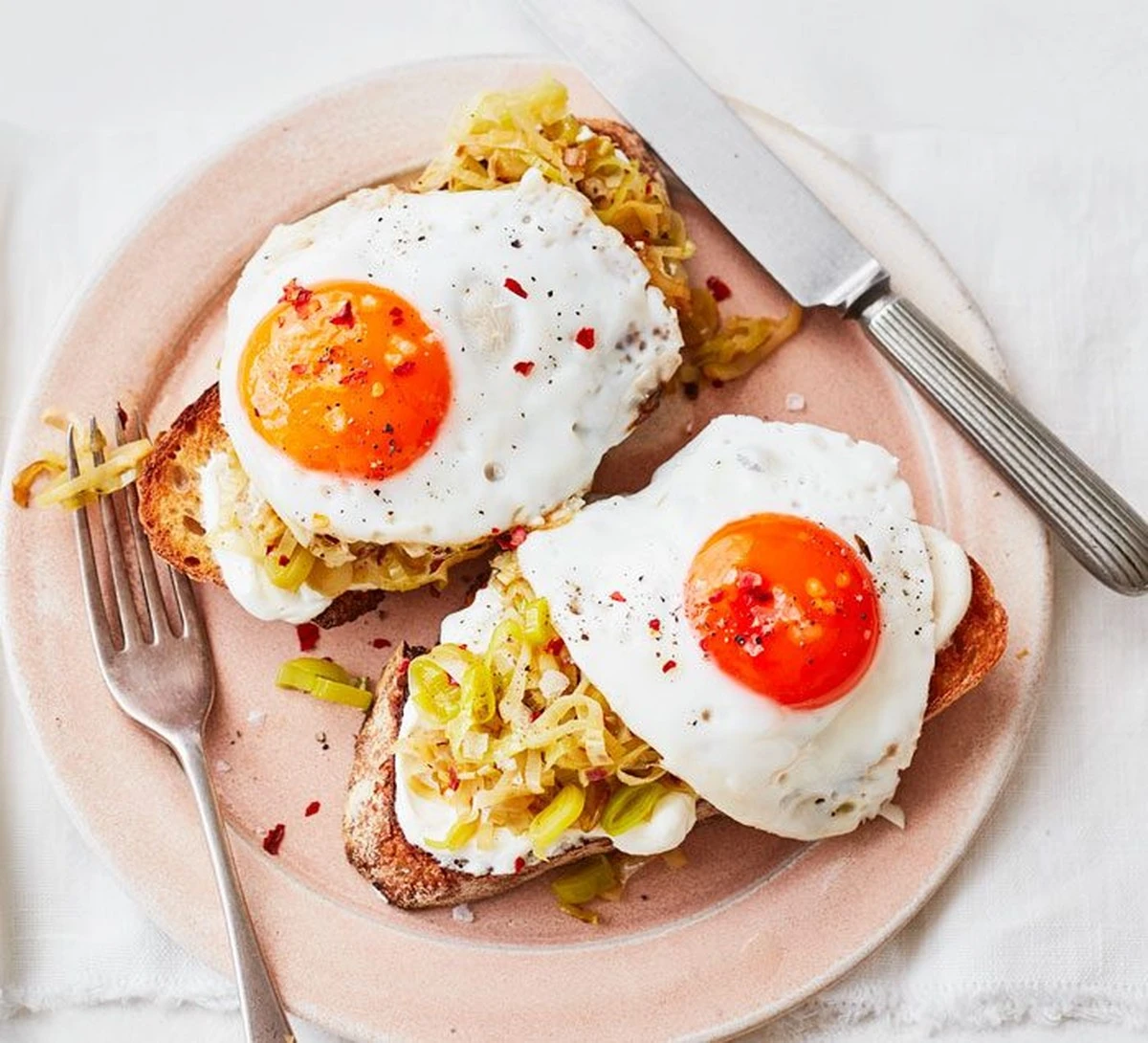 Waarom topchefs altijd azijn toevoegen bij het koken van eieren - image 1