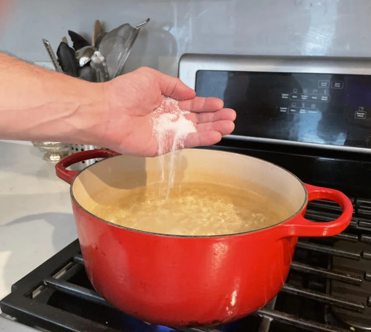 Waarom professionele koks altijd zout in kokend water gooien - image 1