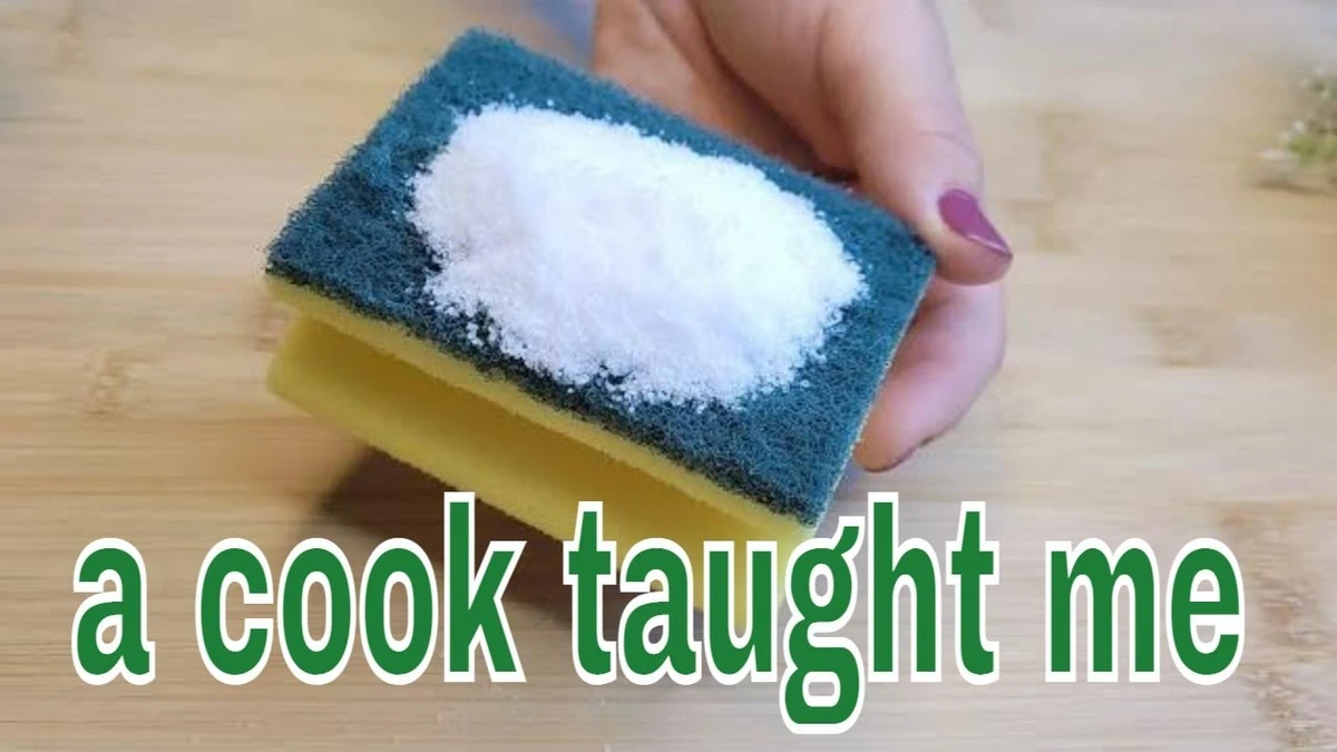 Zout op een vochtige spons: de schoonmaaktrick die schimmel voorgoed verdrijft