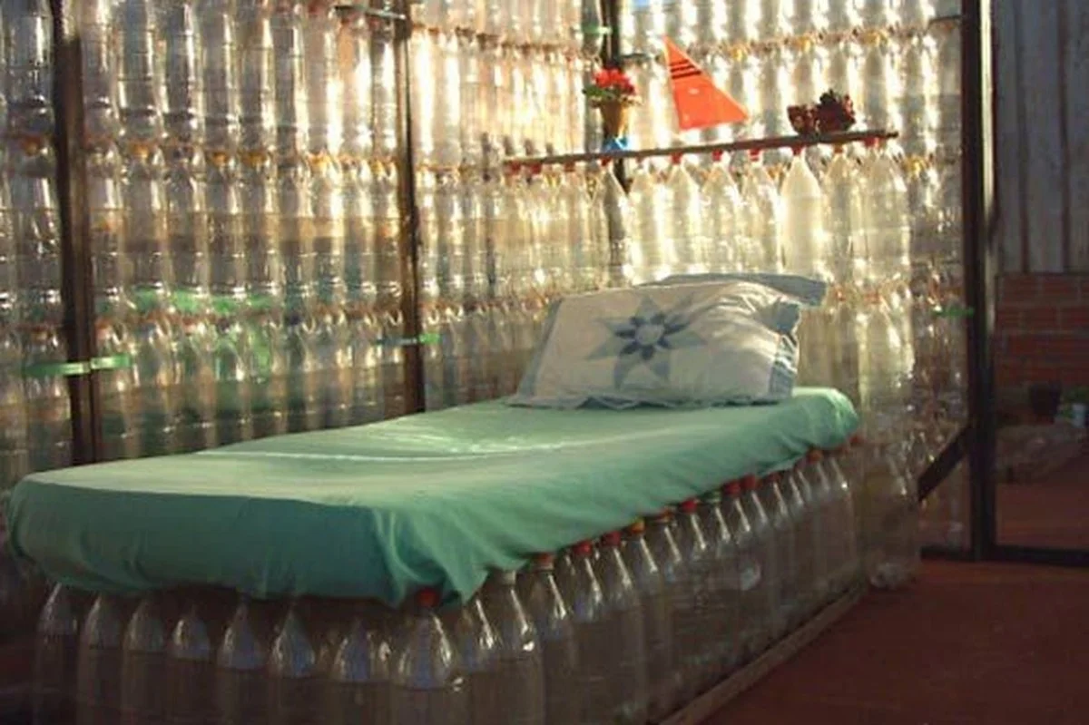 Een plastic fles onder je matras: wat huisvrouwen al 50 jaar weten