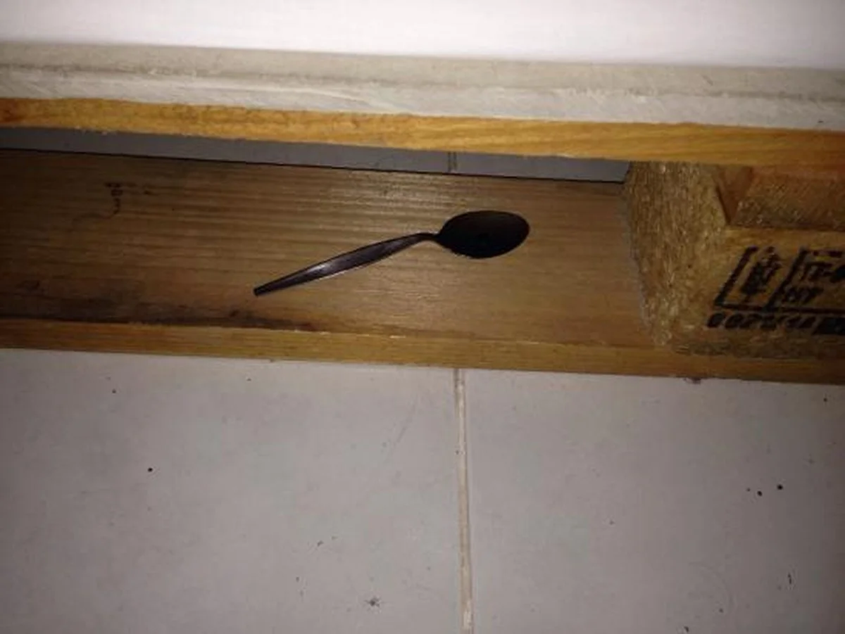 Een lepel onder je deur: het trucje dat bouwvakkers al jaren gebruiken