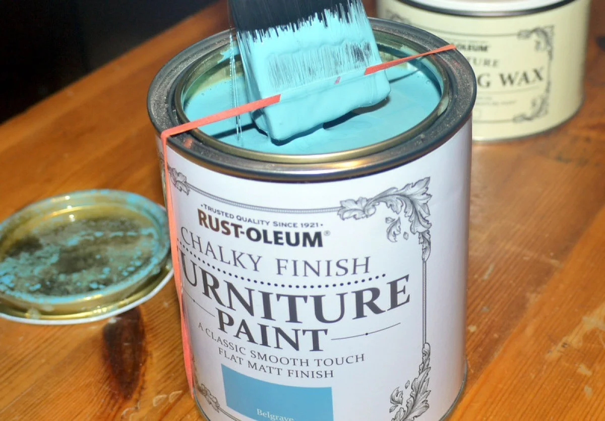 Een rubberen band om je verfblik: nooit meer druppels op je vloer