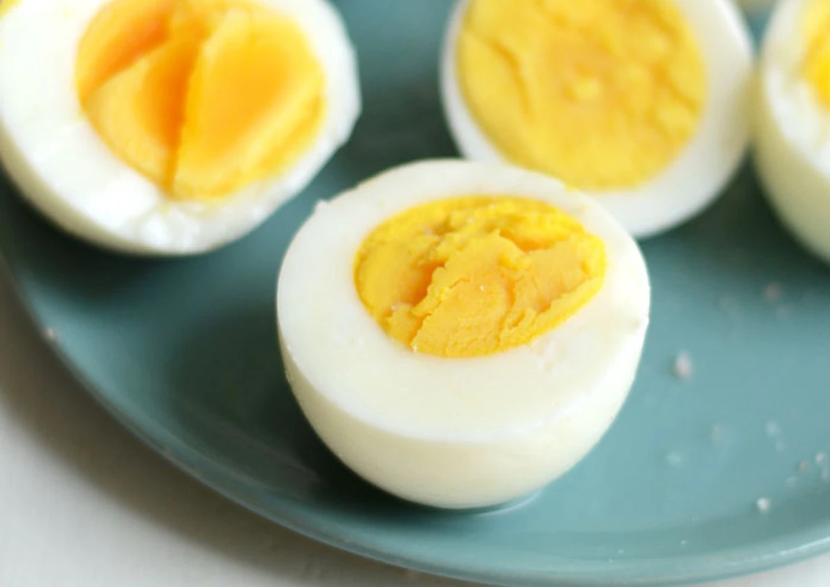 Waarom chefs altijd azijn toevoegen aan kokend water met eieren