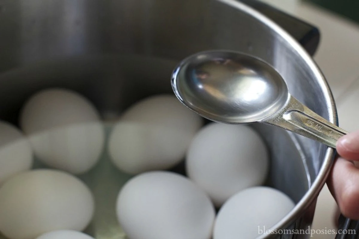 Waarom topchefs altijd azijn in kokend water doen voor eieren - image 1