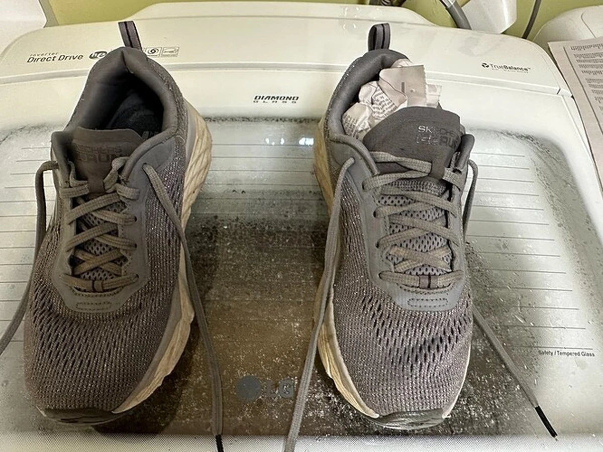 Krantenpapier in je schoenenrek: waarom vochtigheid verdwijnt in 48 uur