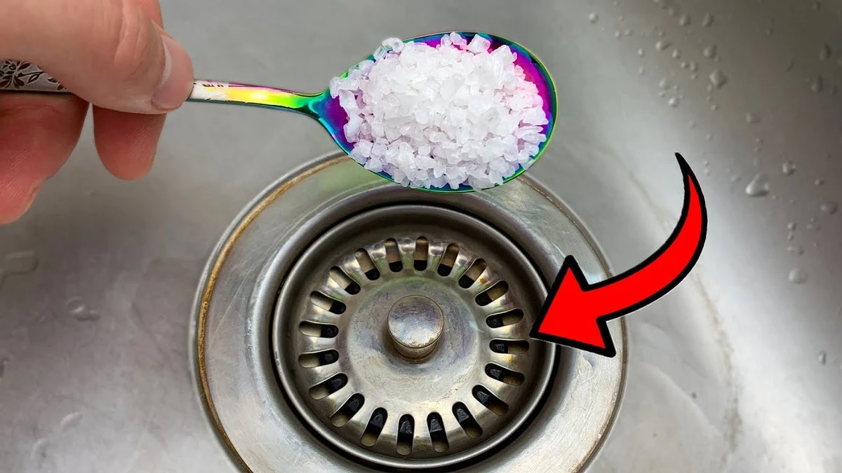 Zout in je afvoer gooien: deochemische truc die verstoppingen voorkomt. - image 2
