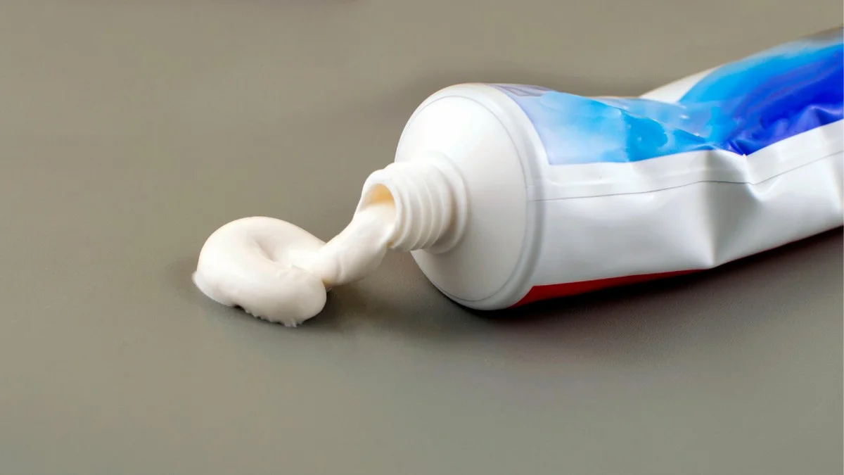 De tandpastamethode die je spiegellijm voorgoed schoonmaakt