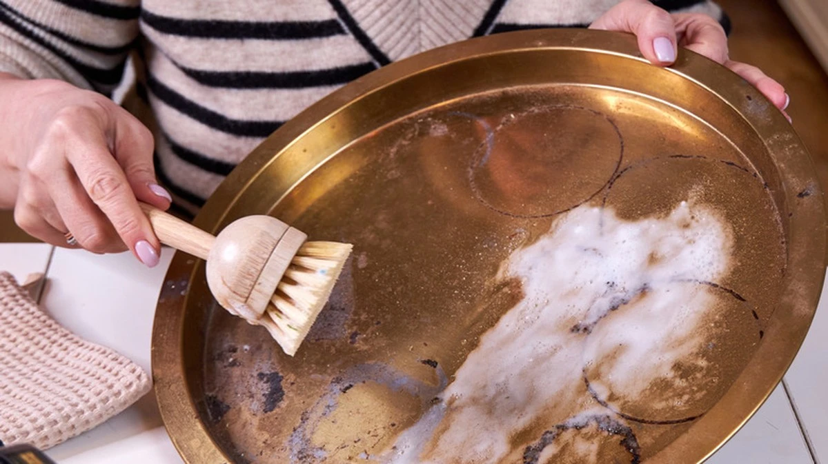 Tandpasta op je koperen pannen: de schoonmaaktruc die geen schuurmiddel nodig heeft - image 1