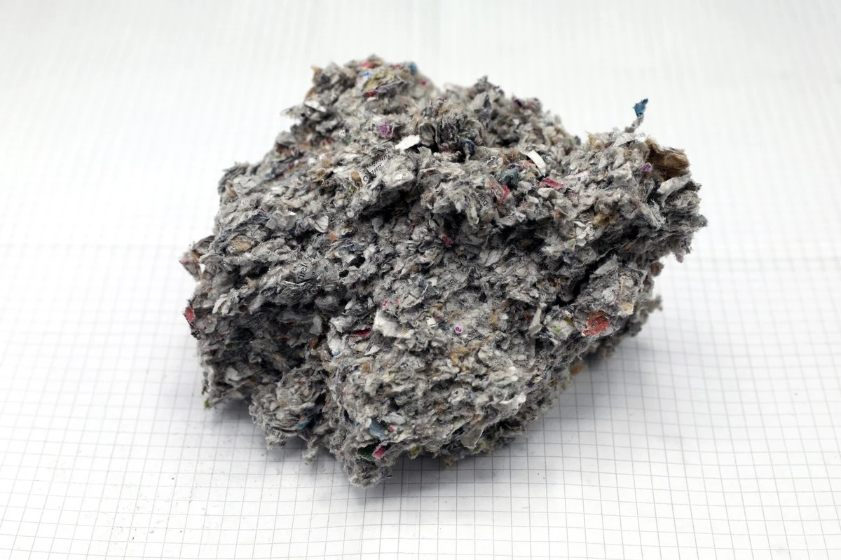 Oude kranten achter je ramen houden warmte vast—geen isolatie nodig