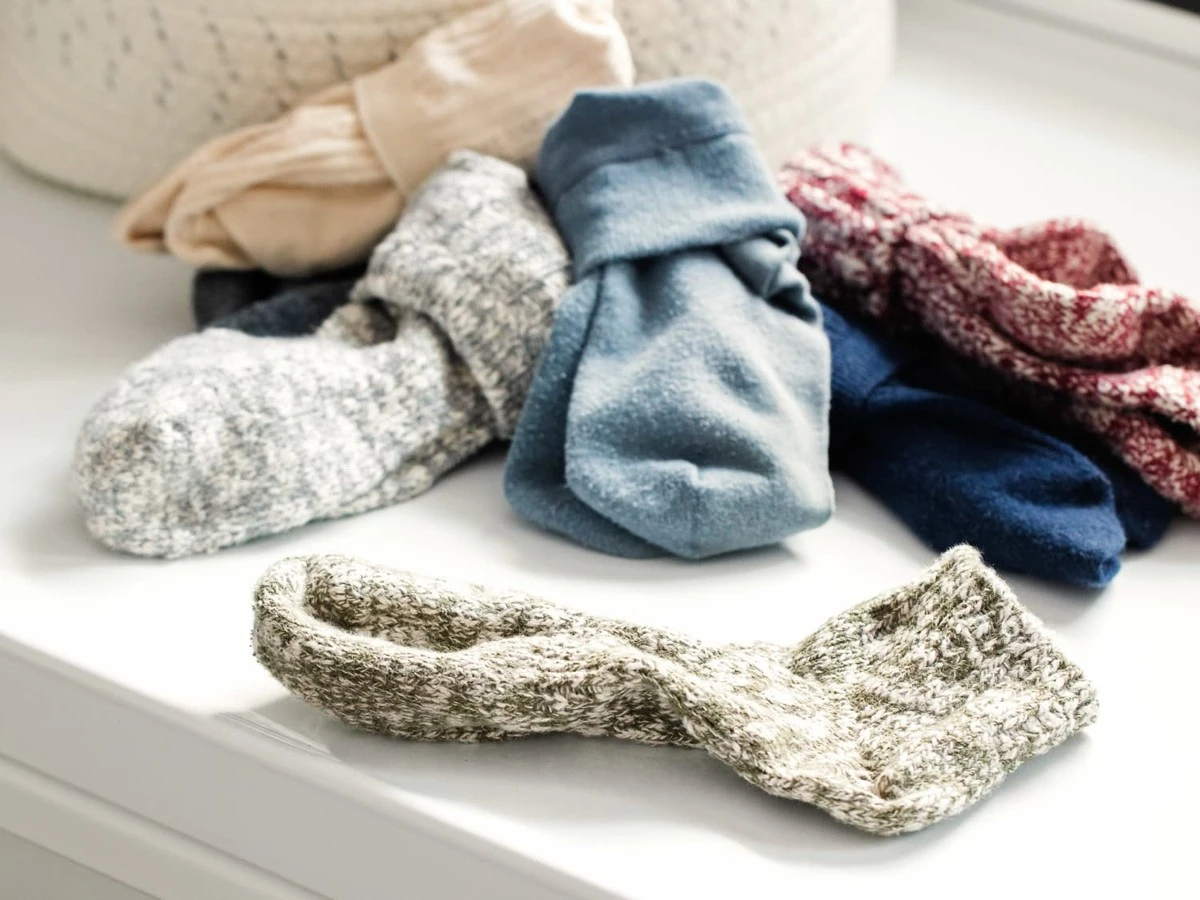 Een oude sok als stofdoek? Waarom deze aanpak je schoonmaken versnelt