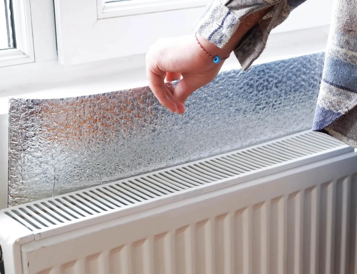 Een opgevouwen krant achter de radiator: waarom energiebedrijven dit haten - image 1