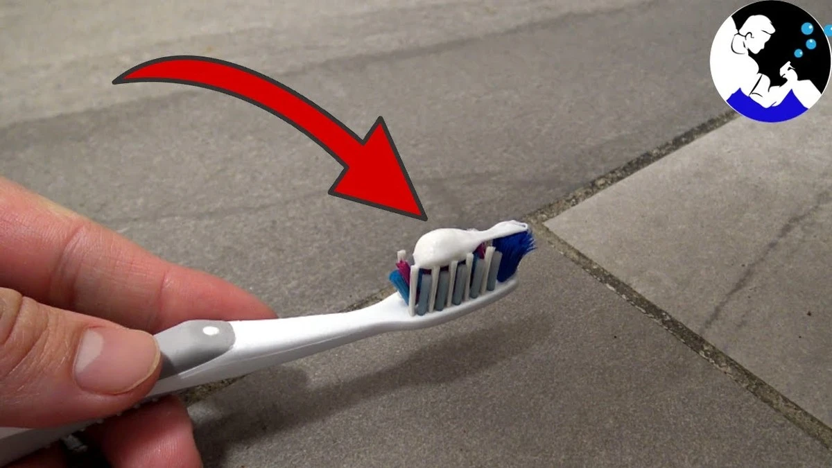 Oude tandenborstel + tandpasta: de verborgen schoonmaakformule voor voegen - image 1