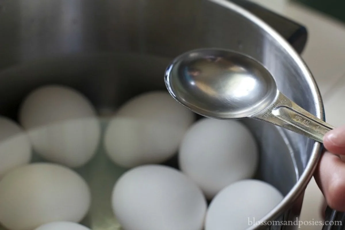 Waarom koks altijd azijn toevoegen aan kokend water met eieren - image 1