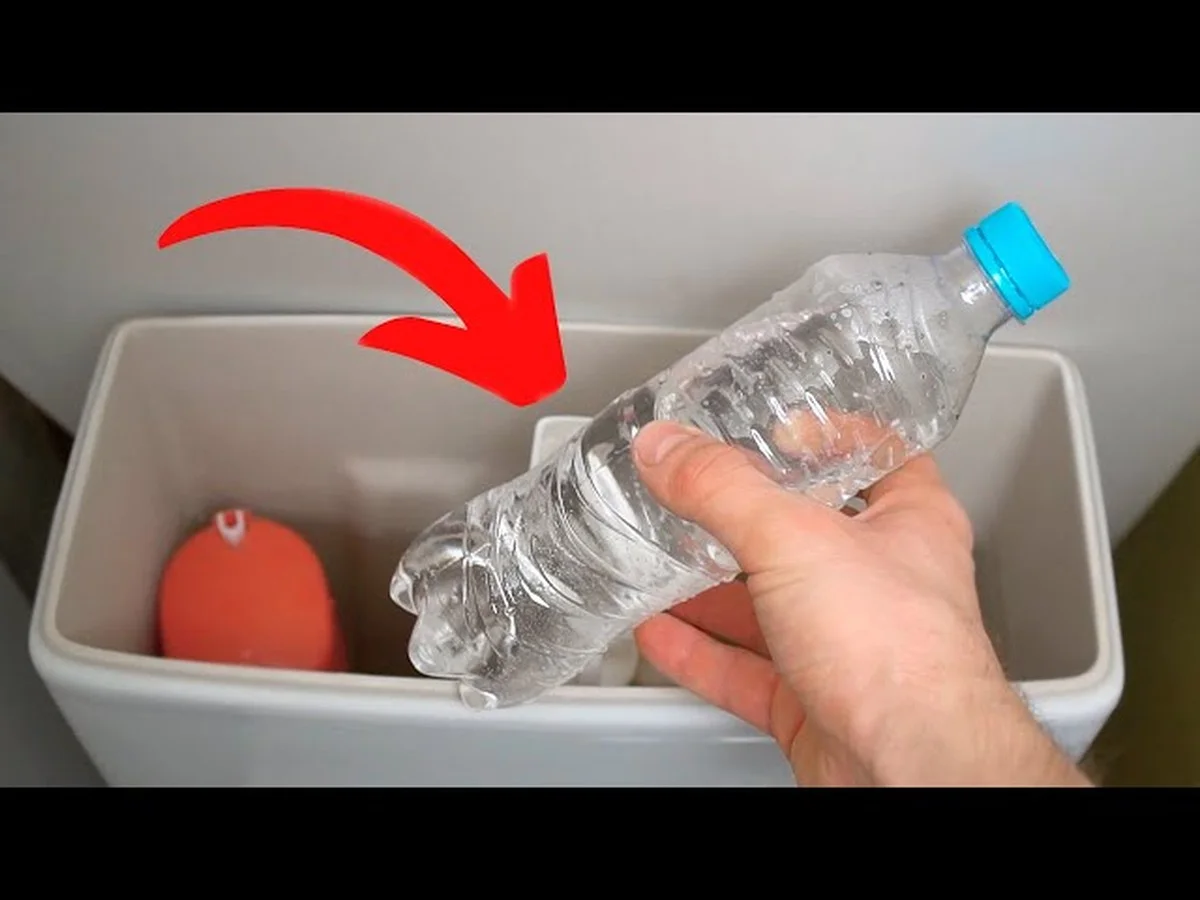 Een plastic fles in je toiletcisterne: de verborgen waterbespaartruc