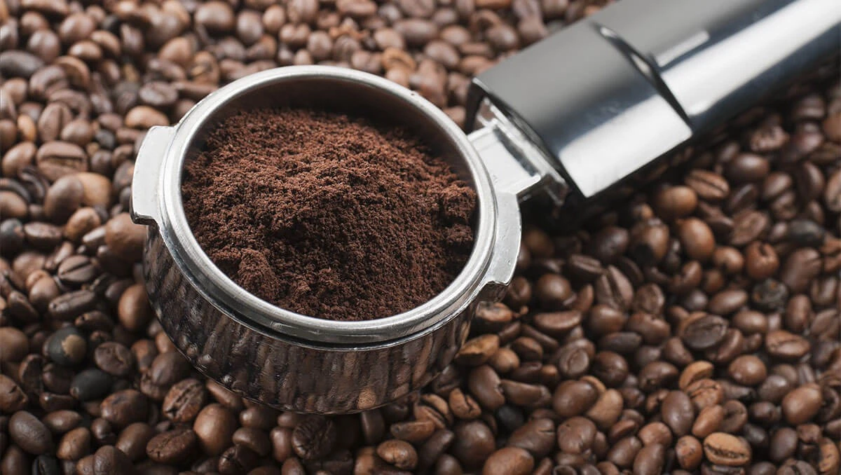 Koffiedik tegen vocht in je huis: gratis en efficiënter dan elektrische ontvochtigers