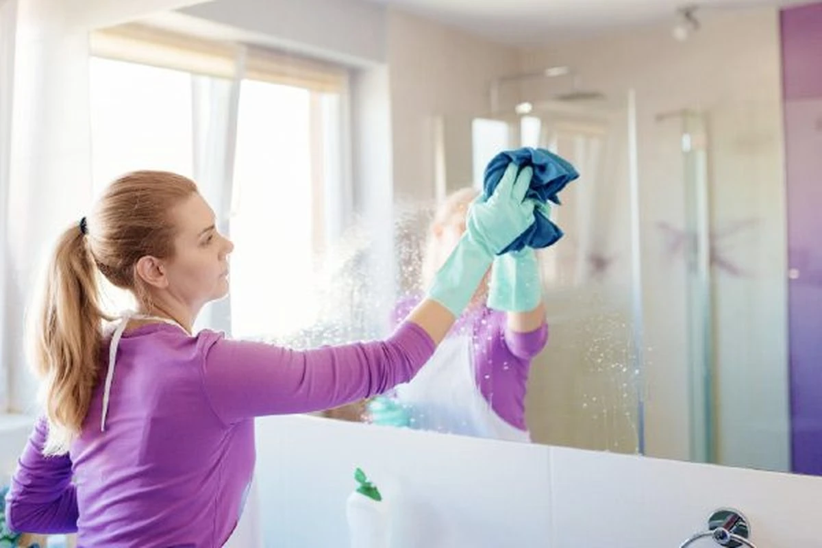 Bijtende soda op je spiegelspattende badkamer: het goedkoopste wonder