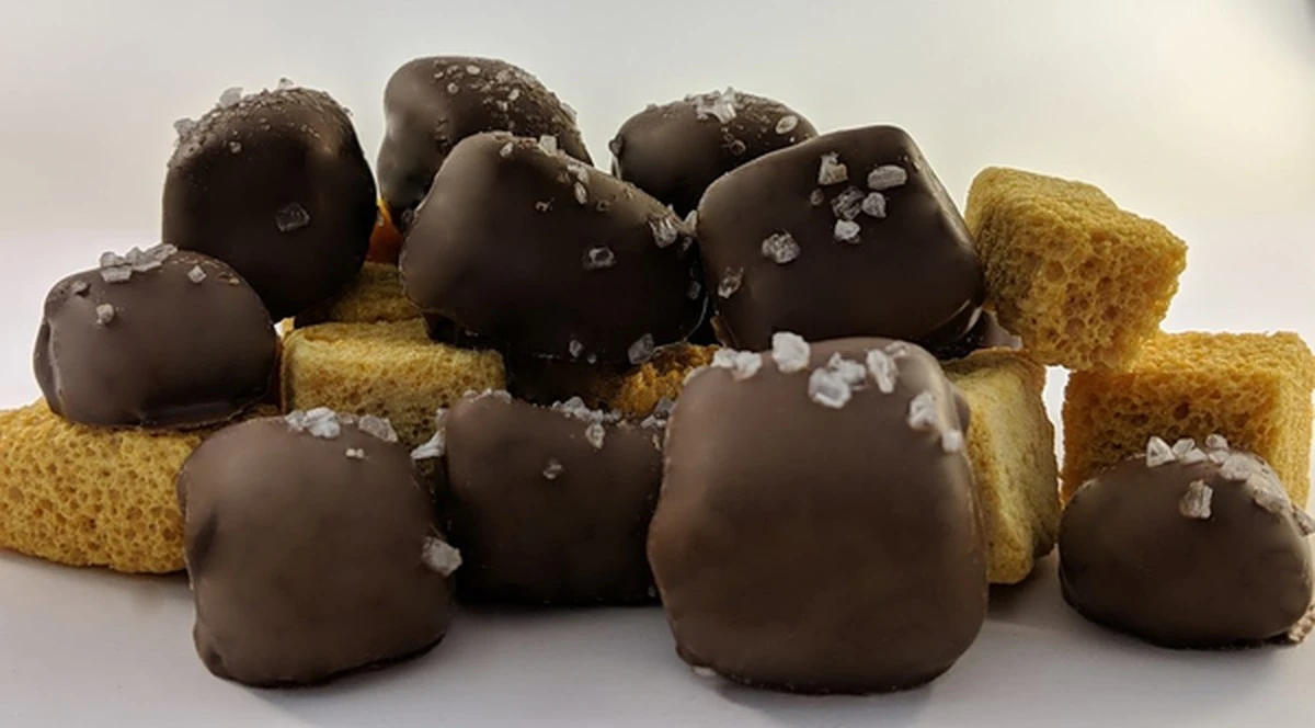 Zout op een vochtige spons: waarom je gootsteen nooit meer verstopt raakt