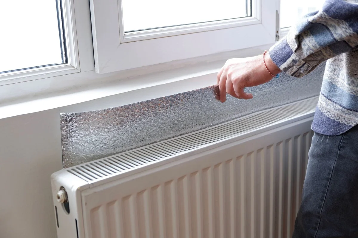 Een bankbiljet achter je radiator: het isolatietrick dat je niet kent - image 1
