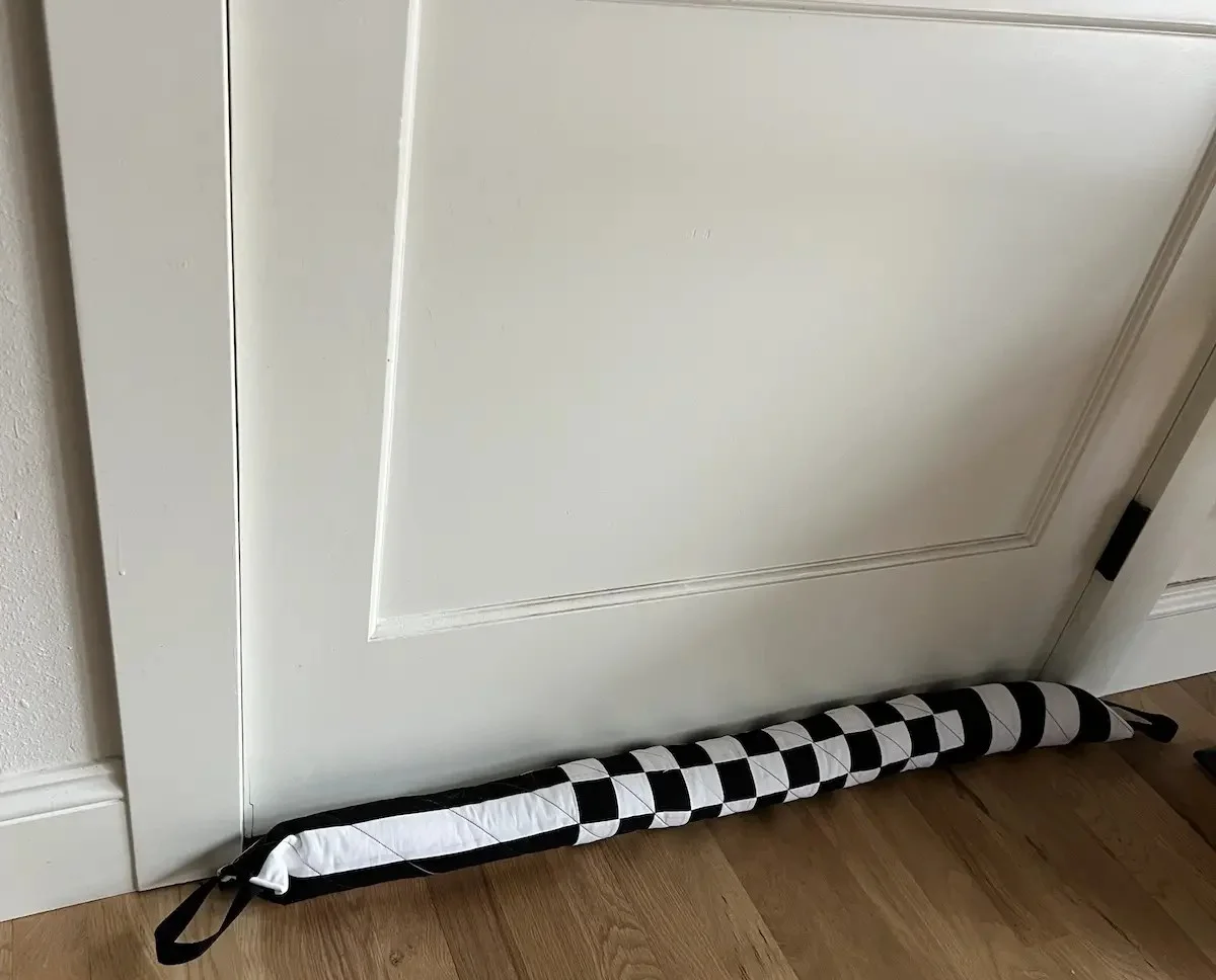 Bankbiljet onder je voordeur: de geniale manier om tocht te voorkomen - image 2