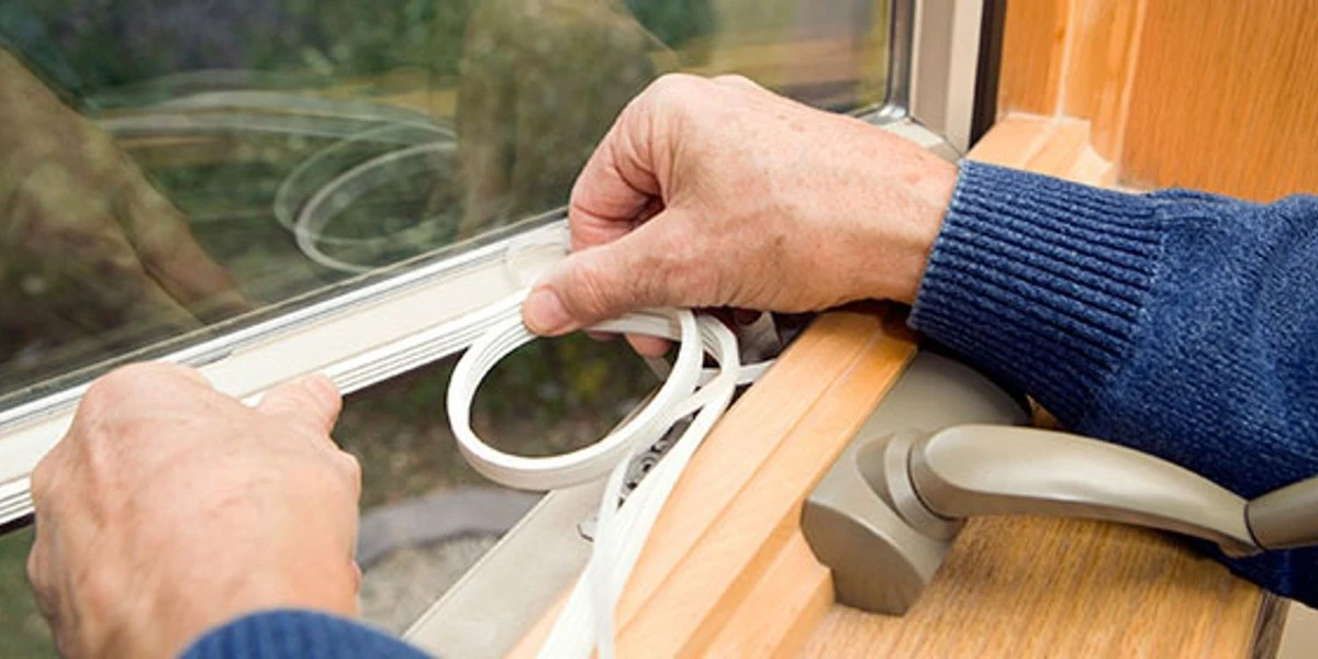 Plakband op je raamkozijn: waarom het je tocht van 40% vermindert - image 1