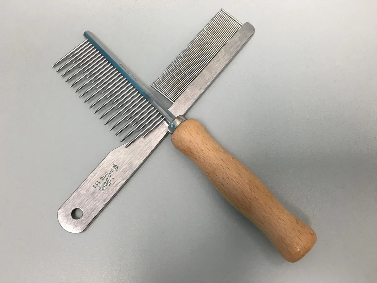 Tanden van een oude kam tegen vlooien in het hondenbed - image 2