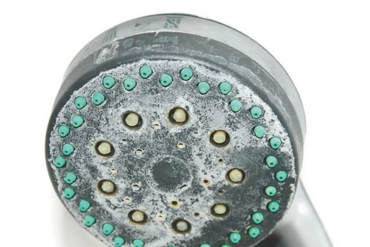 Een potlood onder je douchekop: het trucje tegen kalkaanslag dat niemand kent