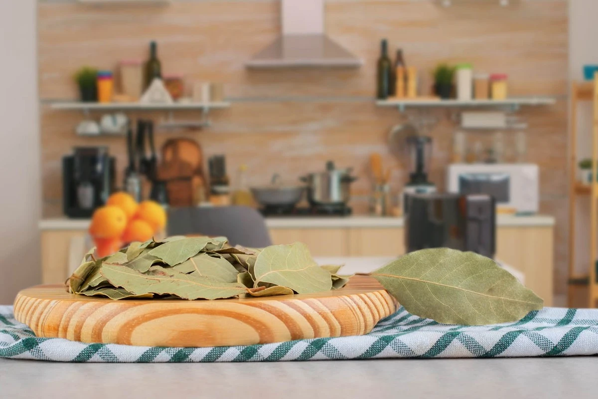 Laurierblad in je bloem: het 100 jaar oude trucje tegen voedselmoffen