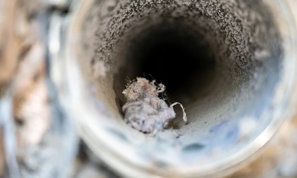 Elektriciens onthullen: de verstopte ventilatieschacht die je elektriciteit opeet