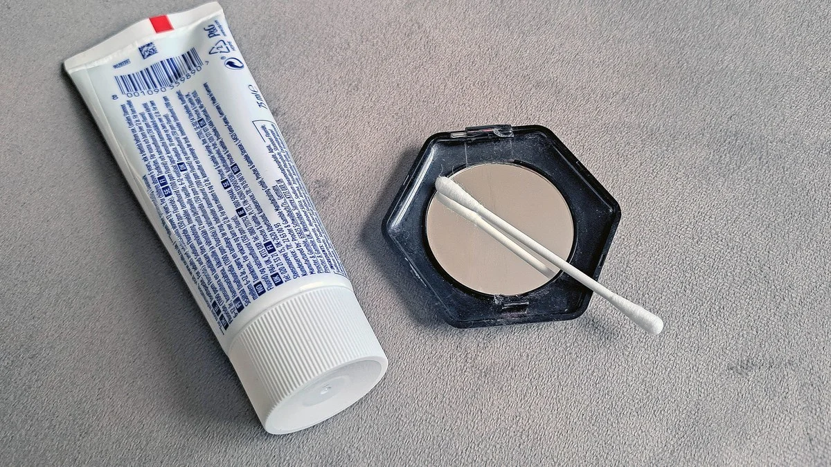 Tandpasta op je spiegelkrassen: waarom het echt werkt