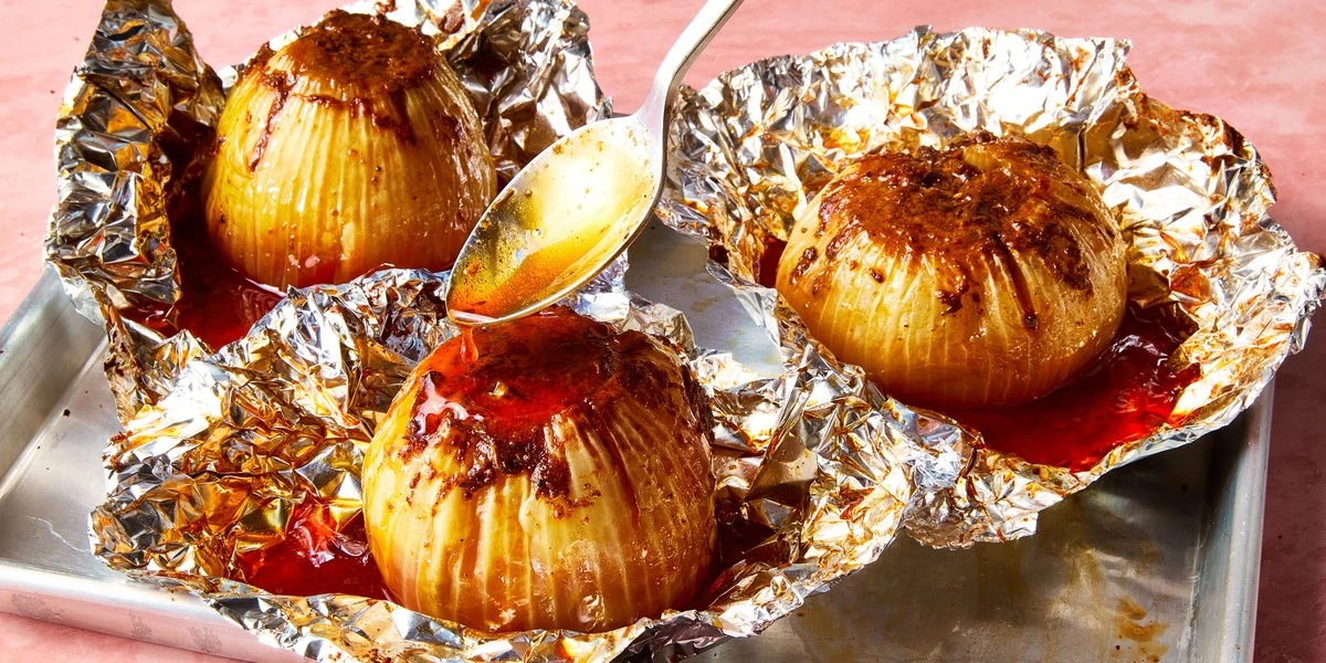 Waarom professionele koks altijd een ui in kokend water gooien