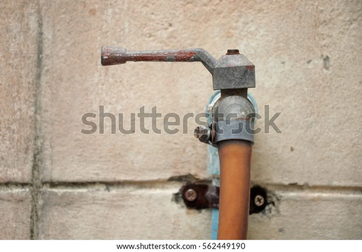 Een elastiekje om je kraan: de miljoen-keer slimmere manier om water te besparen