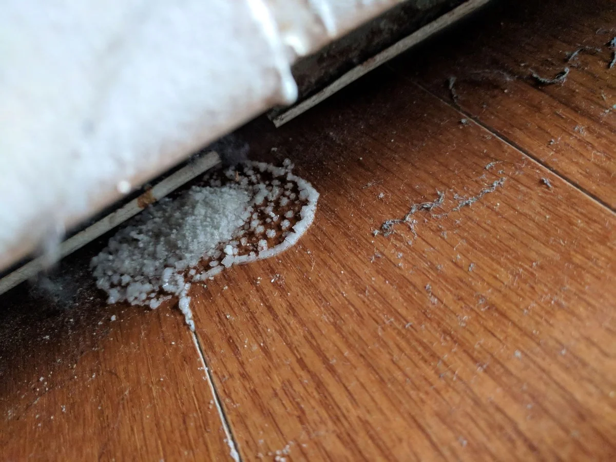 Zoutkristallen achter je radiator: waarom dit je verwarmingsrekening met 30% verlaagt