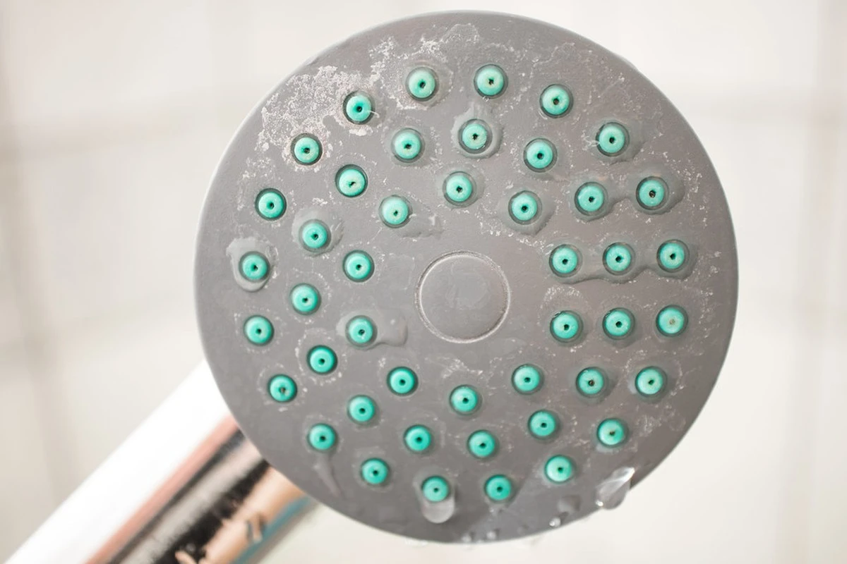 Een potlood onder je douchekop: hoe je waterdruk verdubbelt zonder verbouwing