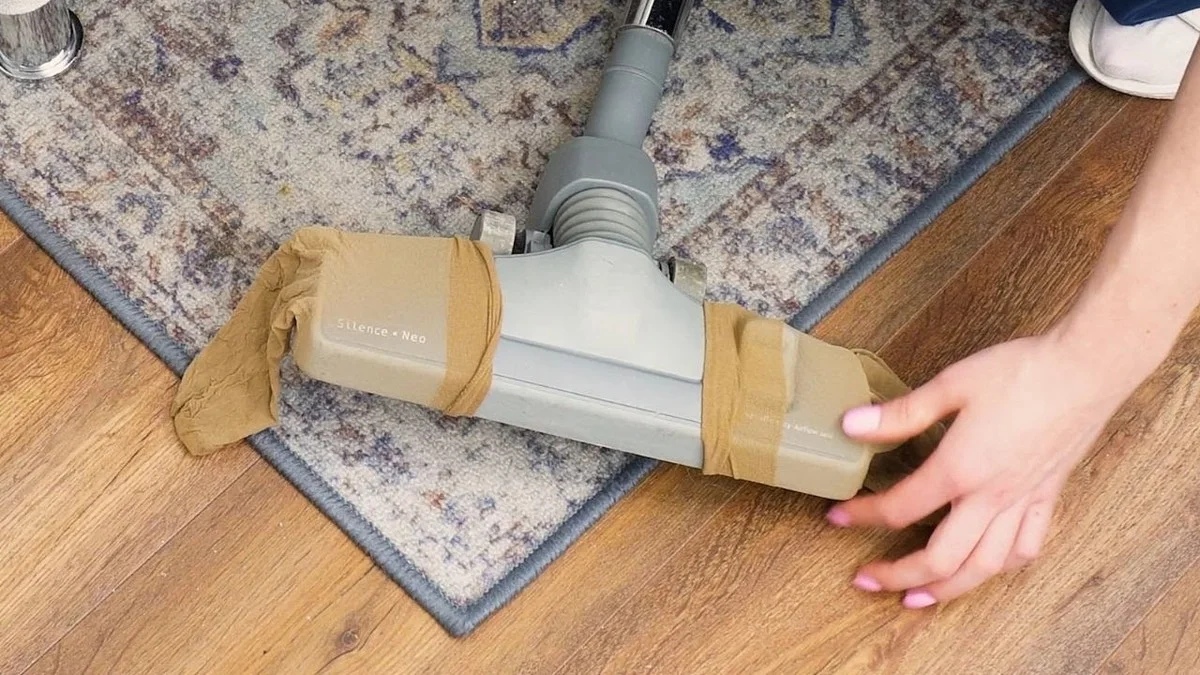 Een nylonkous om je stoffuiger: het genie-trucje tegen verloren kleine spullen