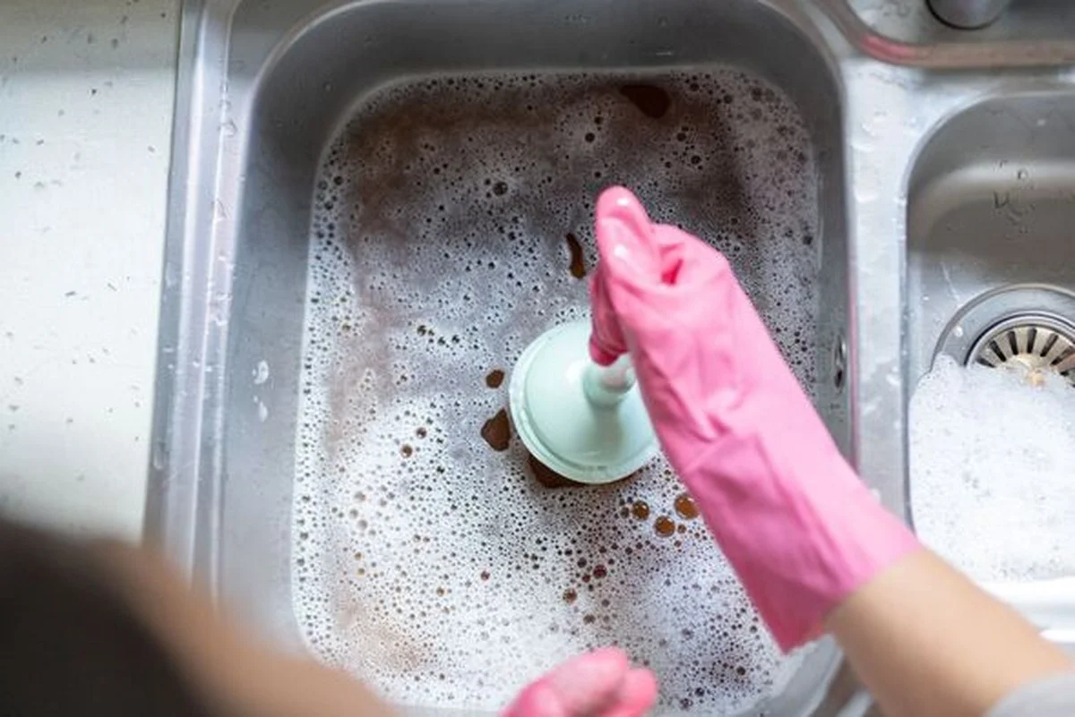 Bakingsoda en witte azijn in je afvoer: waarom loodgieters dit elke week doen - image 1