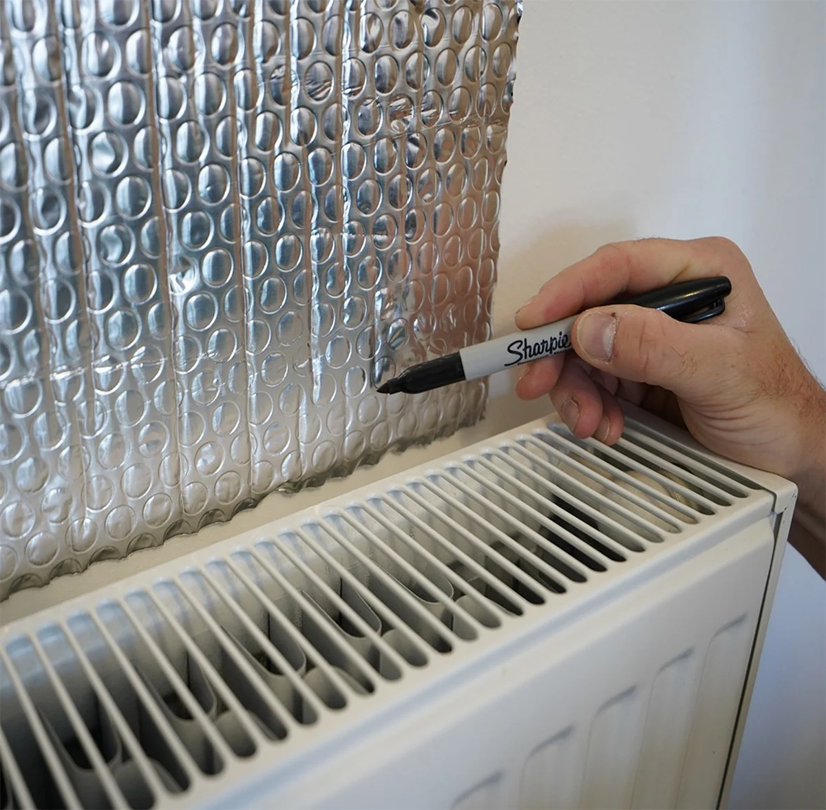Aluminiumfolie achter de radiator? Dit bespaart maandelijks meer dan je denkt
