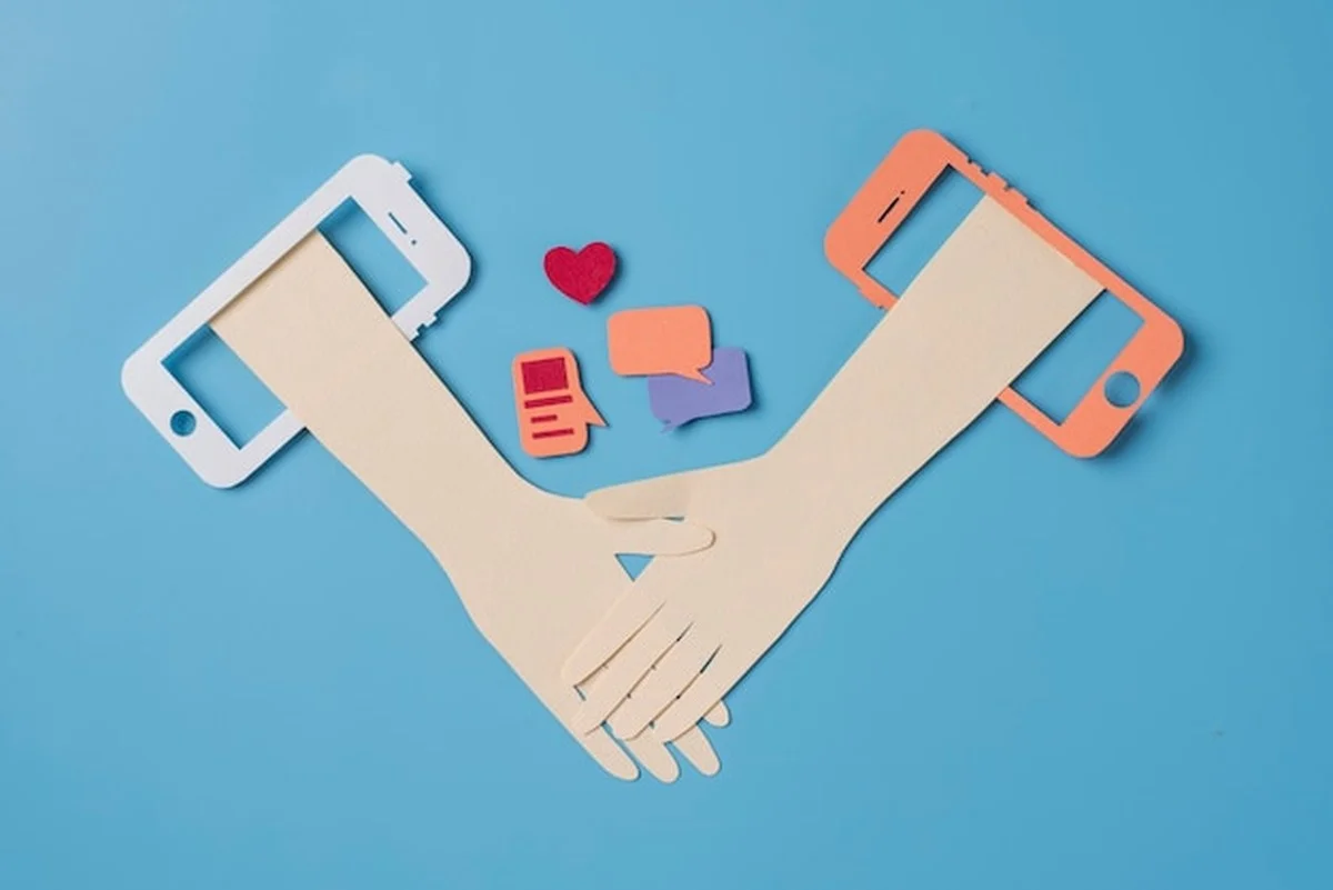 Psycholoog waarschuwt: zo schaadt social media je relatie