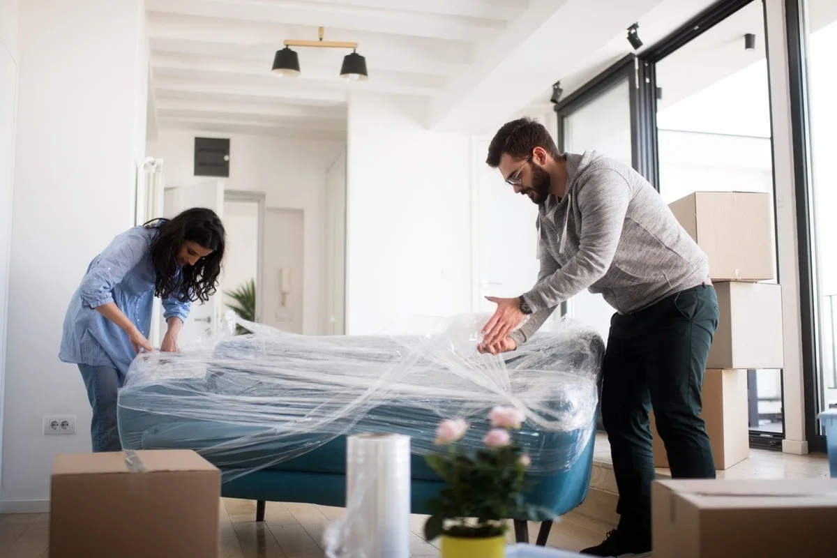 Vuilniszakken onder je meubels: de lifehack die vloeren jaren langer meegaat - image 1