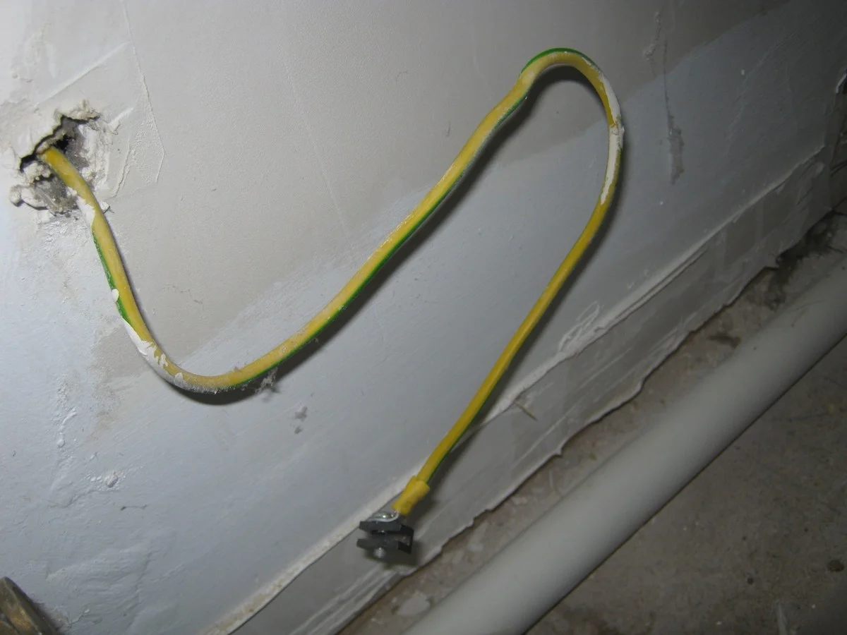 Elektriciens waarschuwen: deze kabel mag NOOIT achter radiators liggen