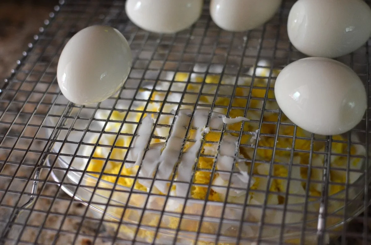 Waarom chefs altijd azijn toevoegen aan kokend water met eieren - image 1