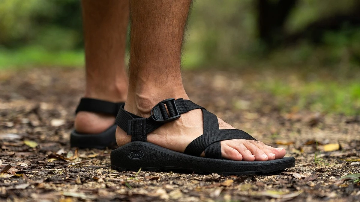 Oude kraantenslippers onder je bed: de natuurlijke vochtontrekker die werkelijk werkt