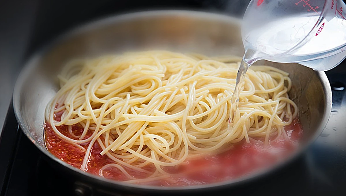 Dit is wat sterrenköken ALTIJD toevoegen aan kokend water - en waarom - image 2